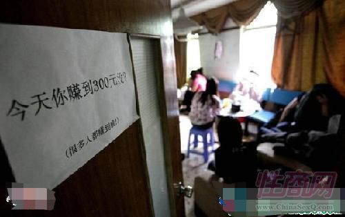SF(xin)(chng)DƬ2012Ϸĳоڽӵ(bo)(du)һ(chng)M(jn)ͻzF(xin)(chng)ץ@ɫ(w)SˆTF(xin)(chng)ǲĿ˻ŁyŮɢı׺·⣬F(xin)(chng)l(f)F(xin)Сゃļ(l)̖(ho)ٍ300Ԫ]?W(wng)u(png)ʷ(l)־С
