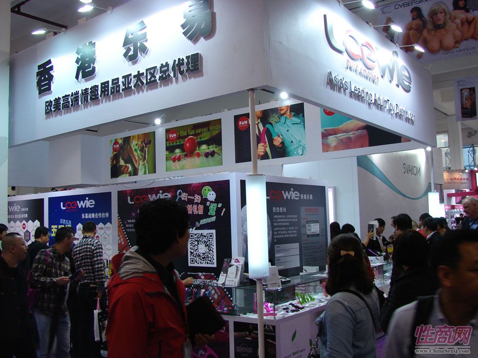香港樂易參展2014上海國際成人展,采購商與工作人員溝通