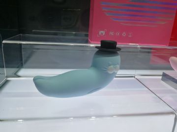 С{߀С